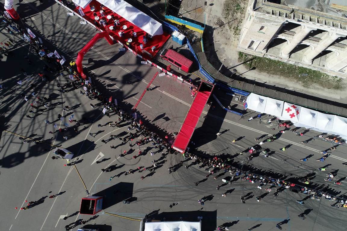 Сотни горожан пришли поддержать атлетов Сотни горожан пришли поддержать атлетов