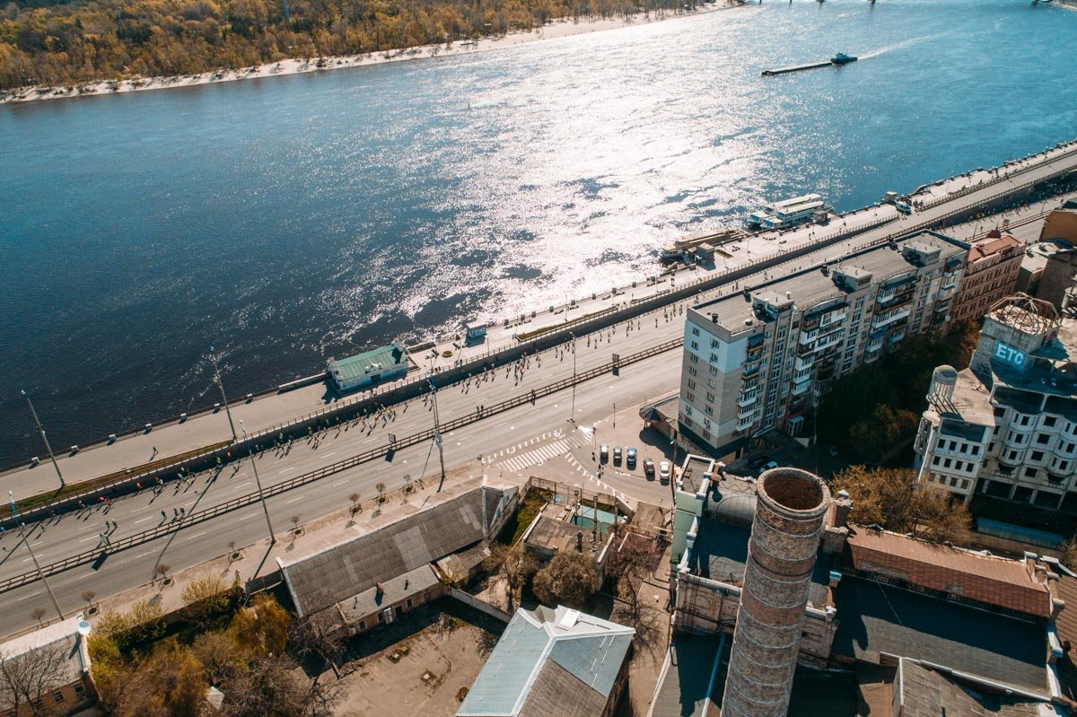 Атлеты бежали мимо набережной, наслаждаясь видами Киева Атлеты бежали мимо набережной, наслаждаясь видами Киева