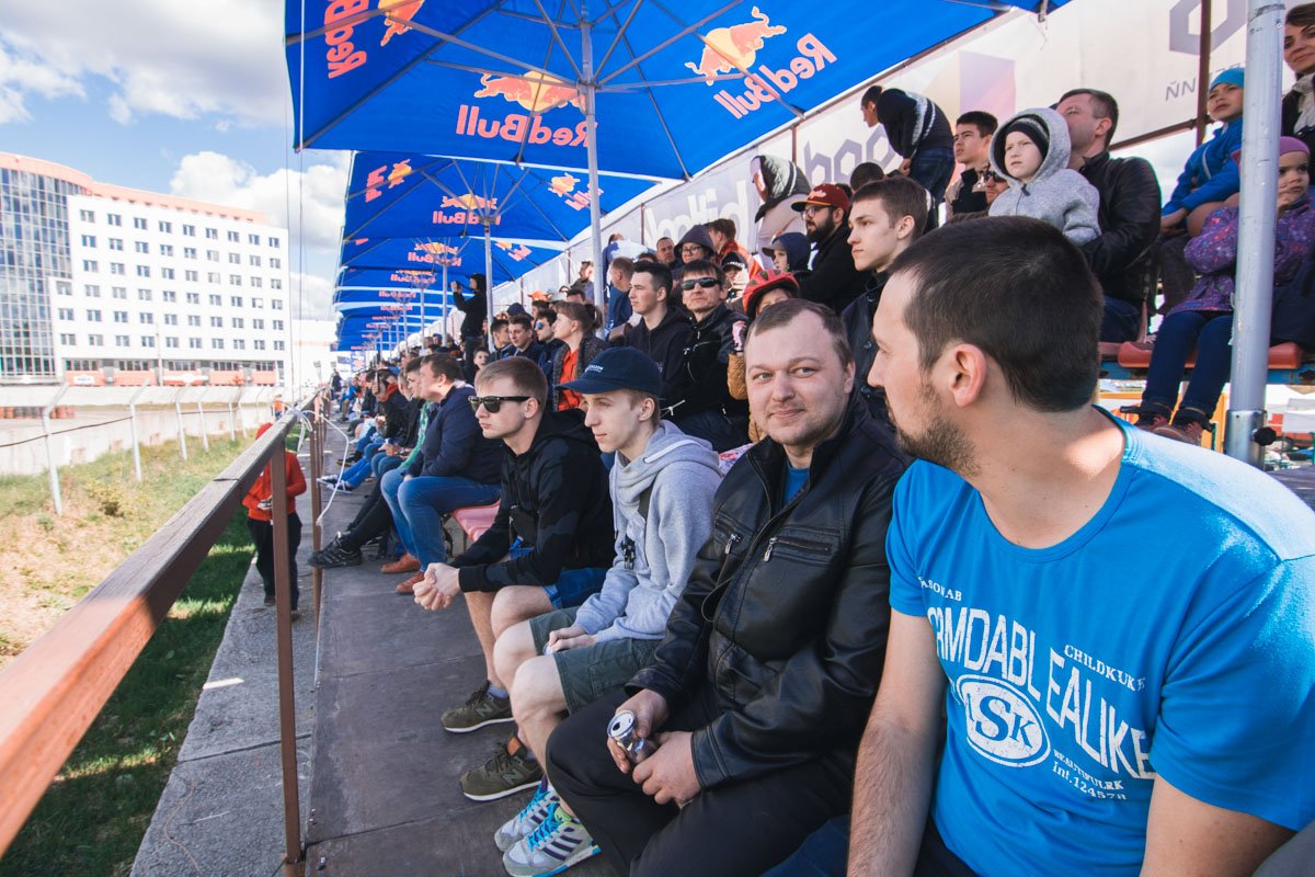 Свободных мест на трибуне не было Свободных мест на трибуне не было