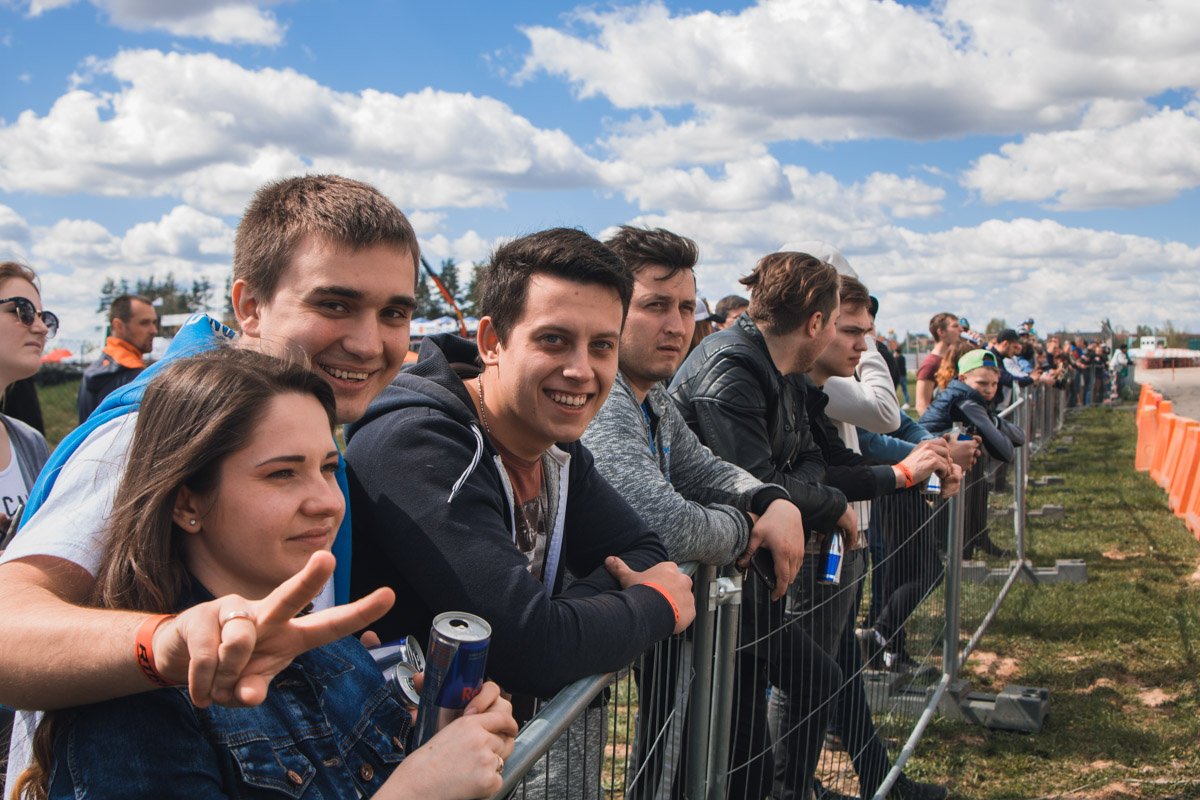 Зрители в ожидании экшена Зрители в ожидании экшена