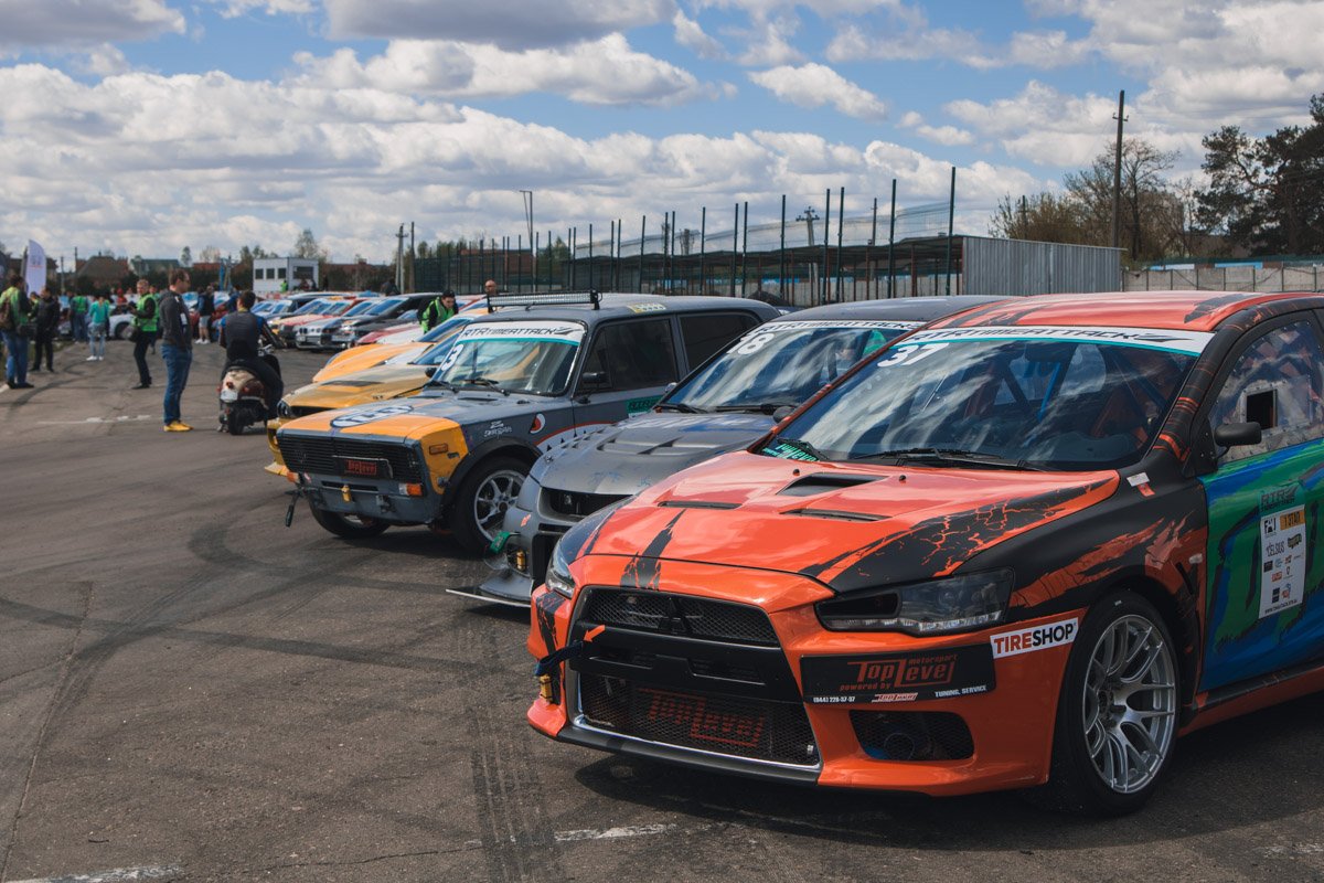 Любой желающий мог сфотографироваться с гоночным авто Любой желающий мог сфотографироваться с гоночным авто