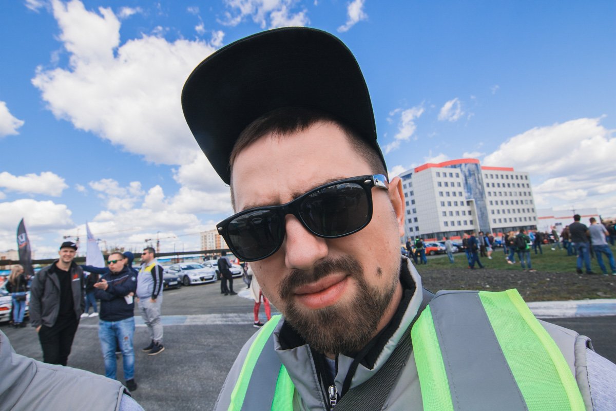 Журналист внимательно следит за соревнованиями Журналист внимательно следит за соревнованиями