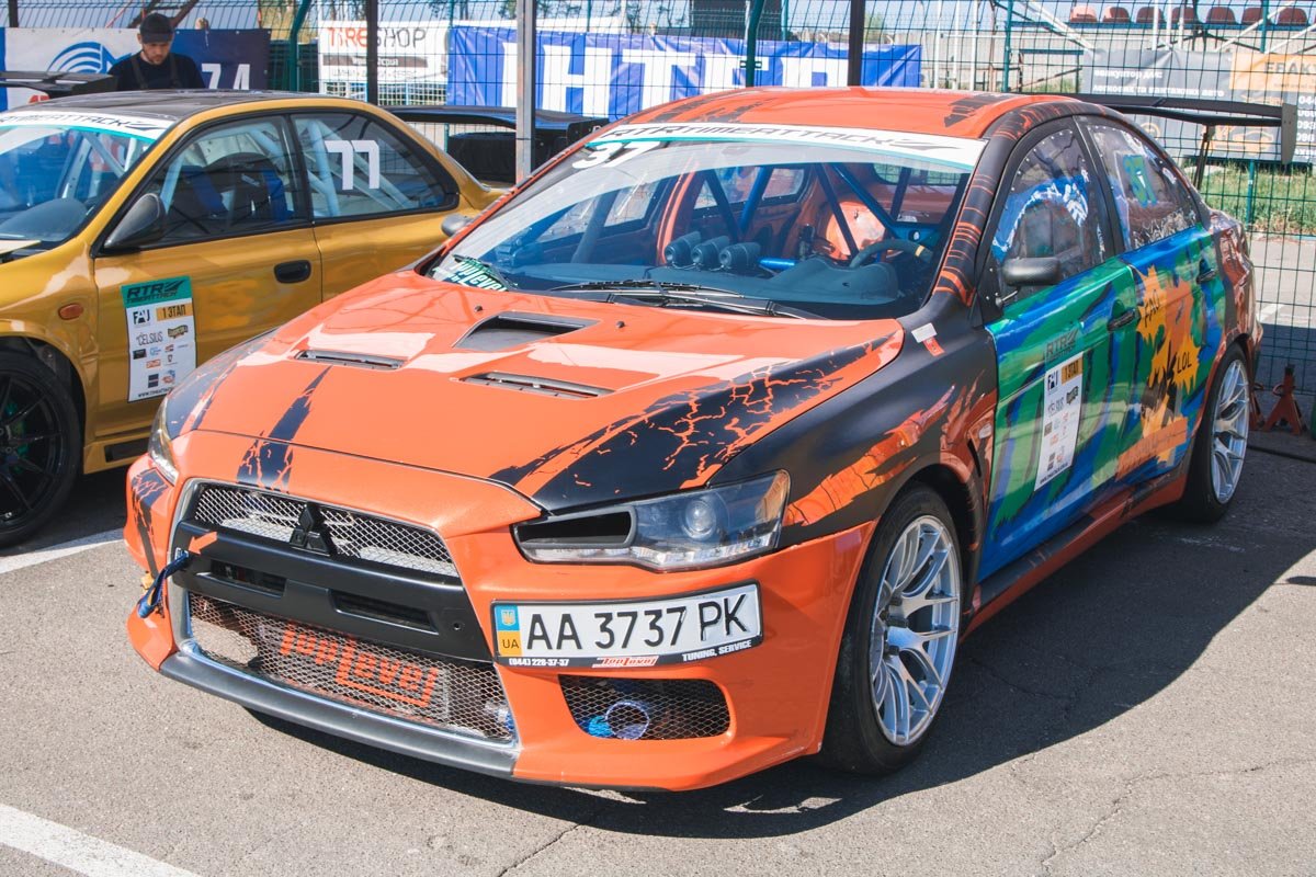 Красивые авто заполнили всю парковку автодрома Красивые авто заполнили всю парковку автодрома