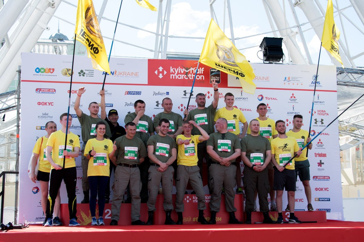 На забеге участвовали целые команды