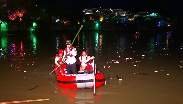 Китае столкнулись две "драконовые" лодки, 17 человек погибли Китае столкнулись две "драконовые" лодки, 17 человек погибли