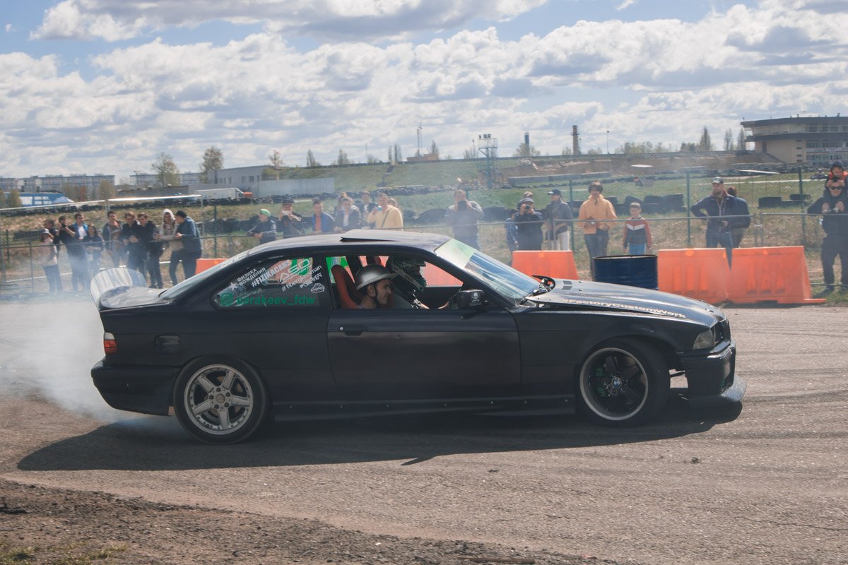 Любой желающий мог покататься вместе с водителем в одном авто Любой желающий мог покататься вместе с водителем в одном авто