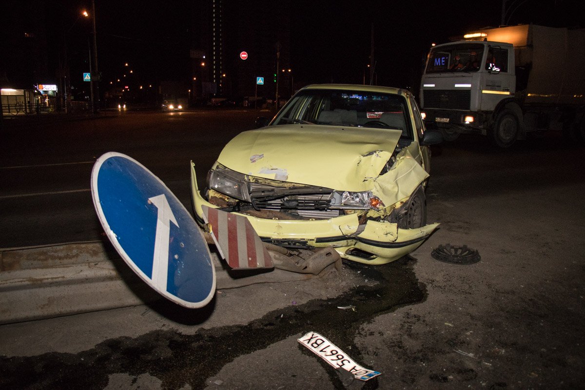 В Киеве сотрудник Domino’s Pizza въехал в Volkswagen В Киеве сотрудник Domino’s Pizza въехал в Volkswagen