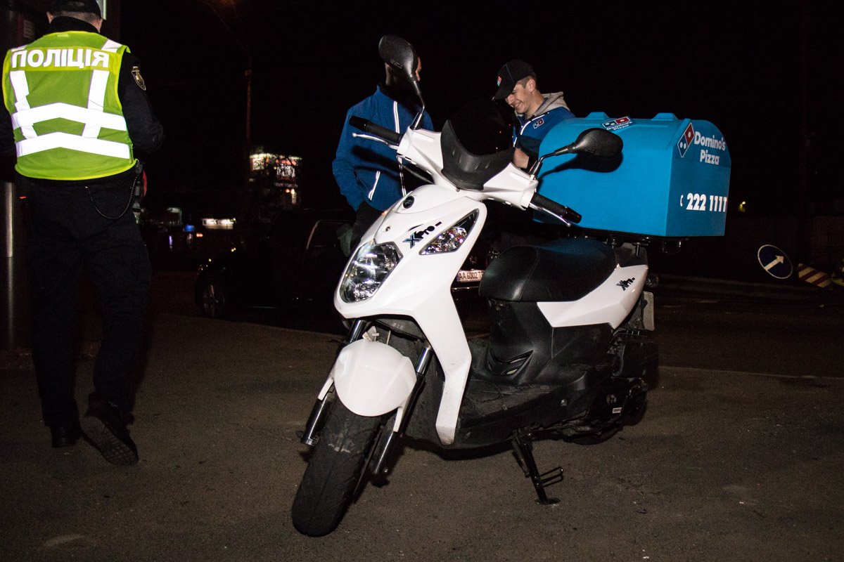 К парню из Domino’s Pizza приехали друзья К парню из Domino’s Pizza приехали друзья