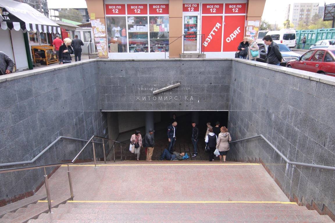 Мужчину забрали медики Мужчину забрали медики