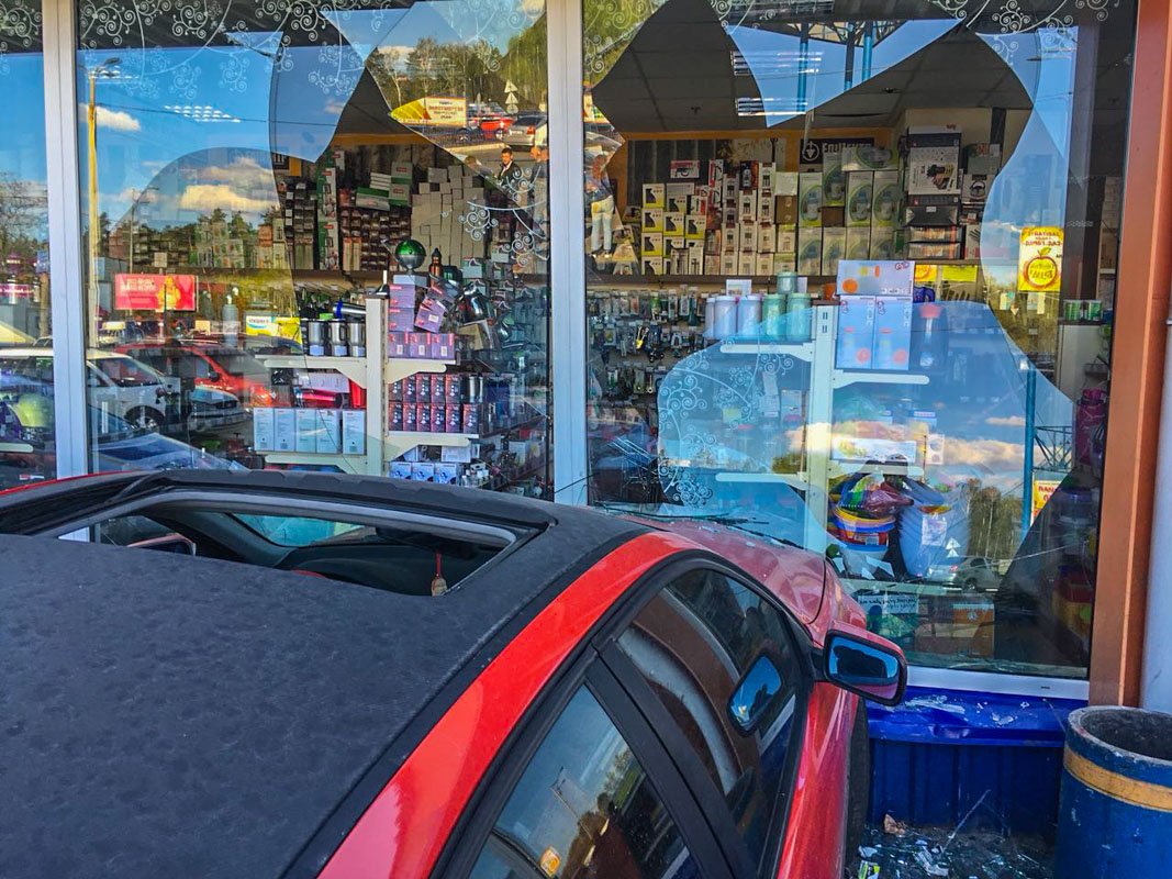 Девушка-водитель не справилась с управлением на парковке возле гипермаркета Девушка-водитель не справилась с управлением на парковке возле гипермаркета