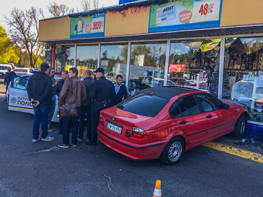 BMW задел несколько автомобилей на парковке BMW задел несколько автомобилей на парковке