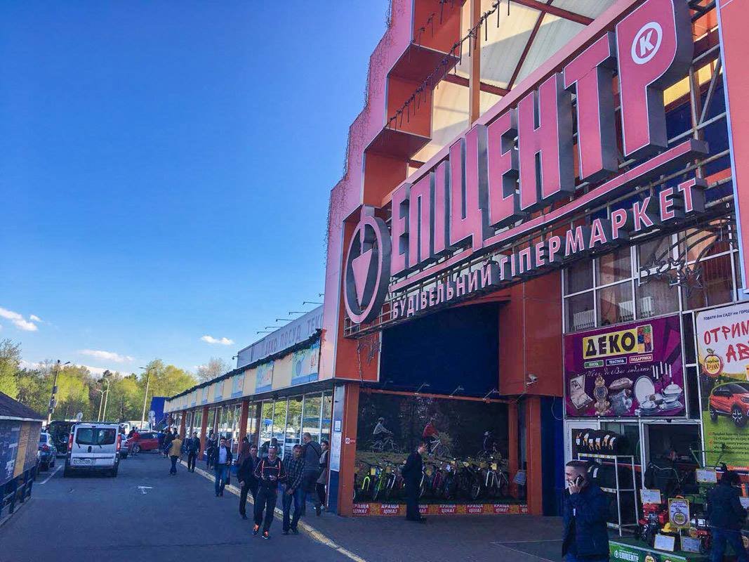 У "Эпицентра" BMW зацепила пять машин - Renault, Chevrolet, Kia, Ford и Acura У "Эпицентра" BMW зацепила пять машин - Renault, Chevrolet, Kia, Ford и Acura