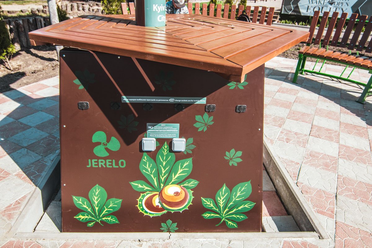 Зарядить можно и через USB и от розетки 220 вольт