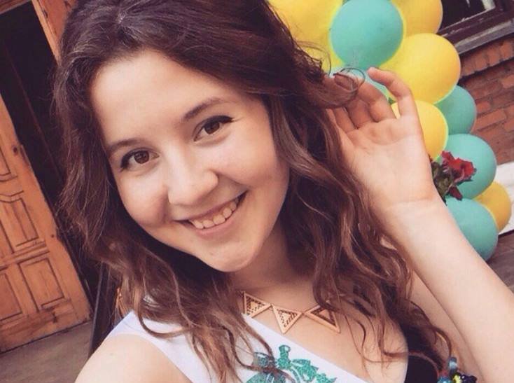 Девушка поддерживает связь с отцом