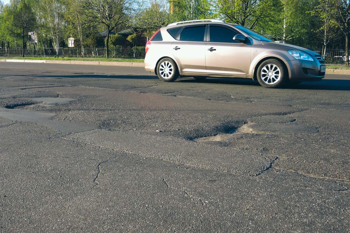 По полосе движения в сторону улицы Крайней есть ямы