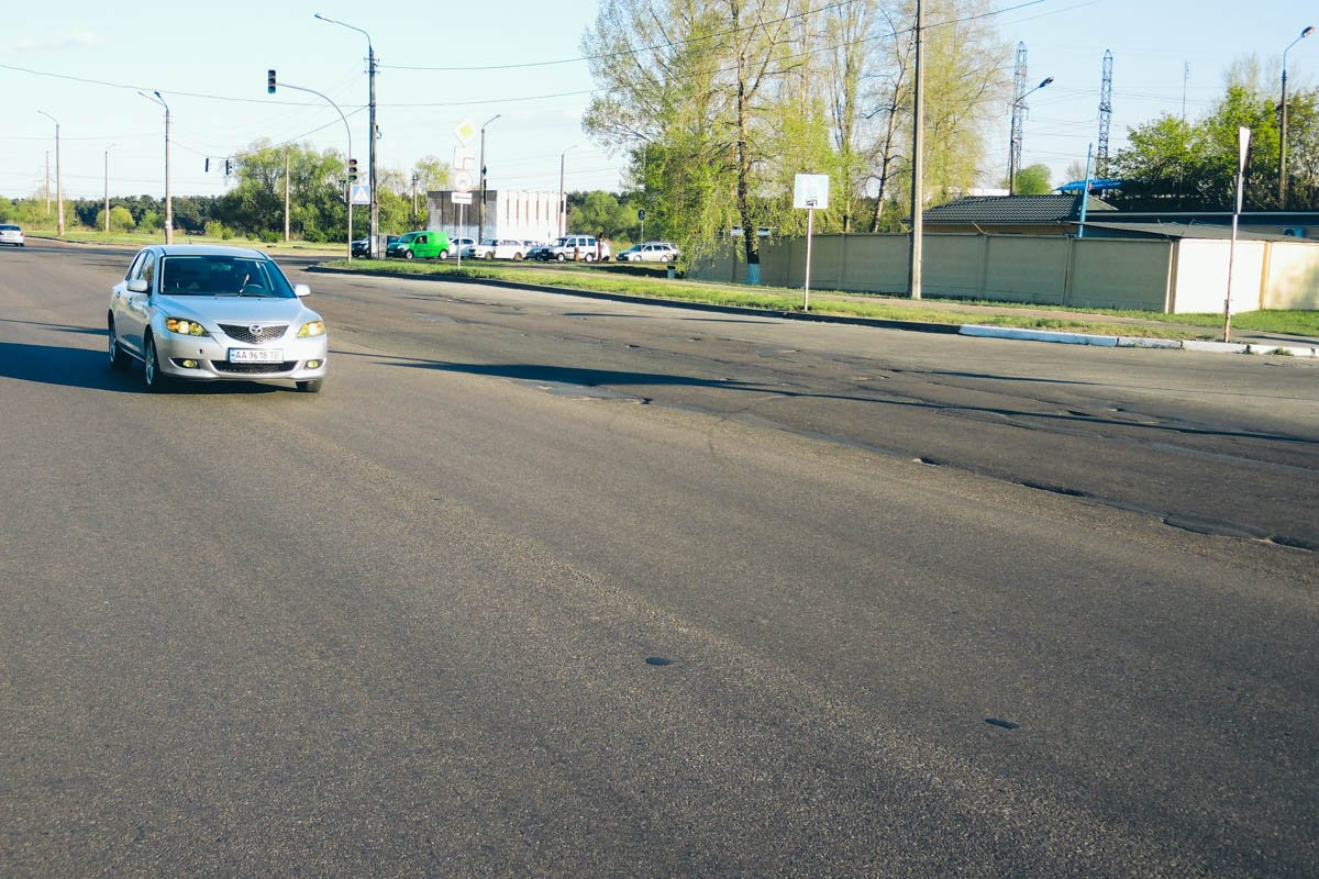Половина дороги в отличном состоянии, а вторая - с ямами