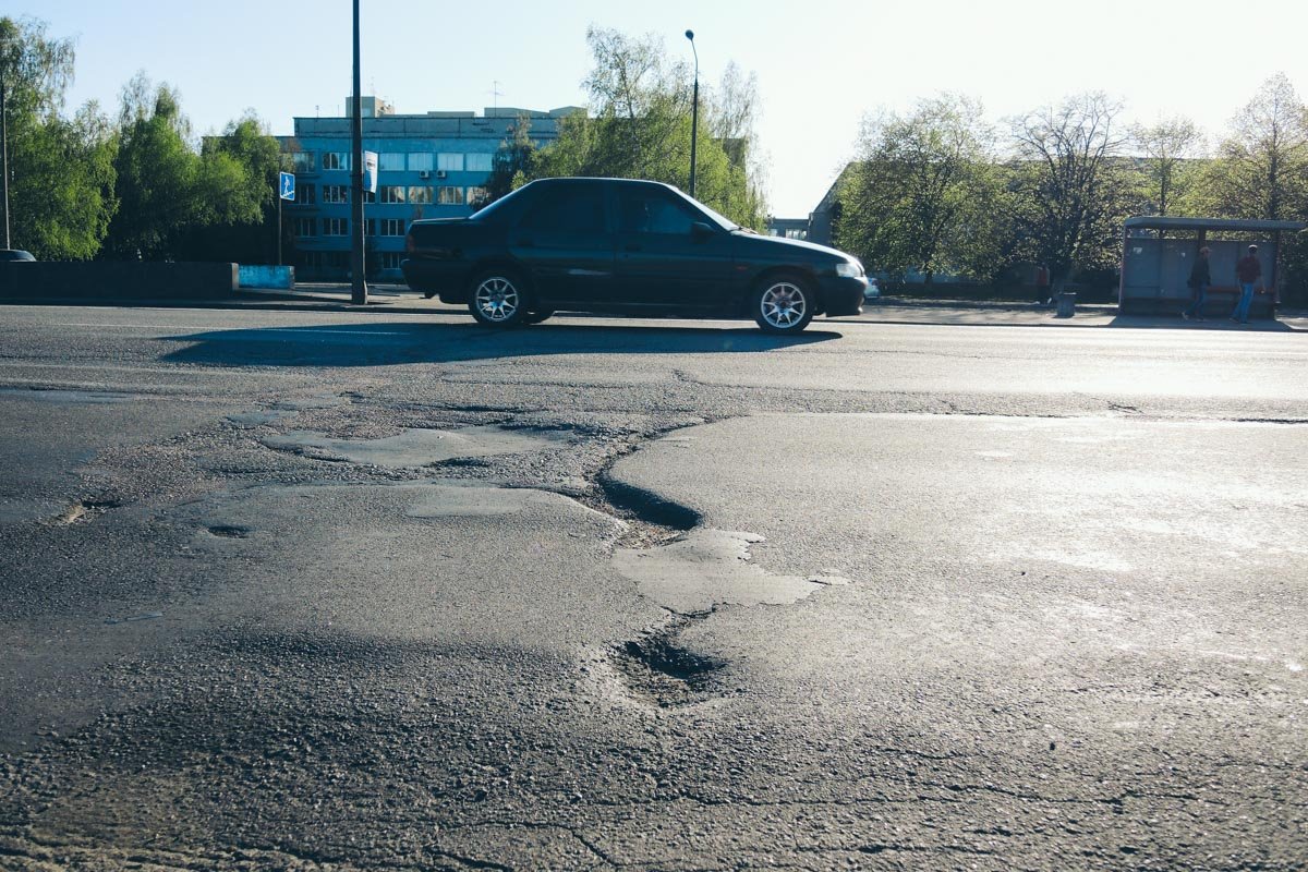 В сторону Троещенского рынка местами есть ямы