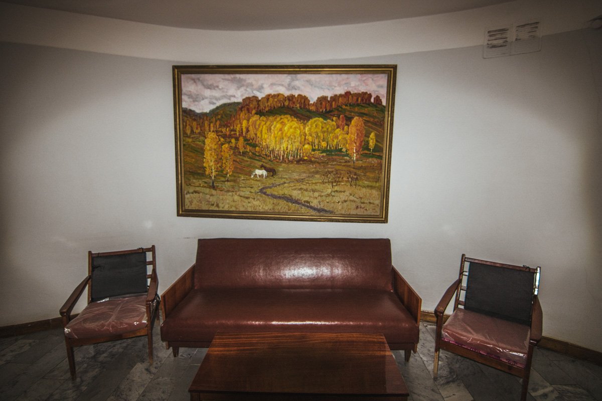 Контрастные картины и мебель на фоне светлых стен смотрятся нестандартно, но радует глаз