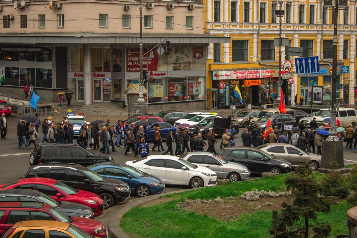 Митингующие шли вдоль бульвара Шевченко и повернули на Крещатик