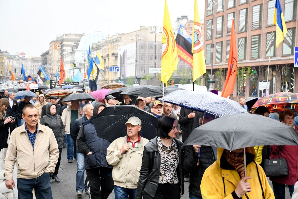 Марш двигался 3,5 километров под дождем 