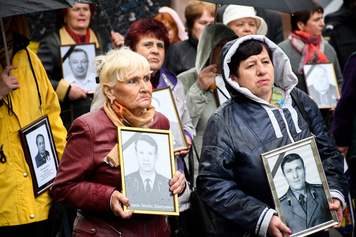 Жены погибших в результате ликвидации аварии на Чернобыльской АЭС возглавили шествие 