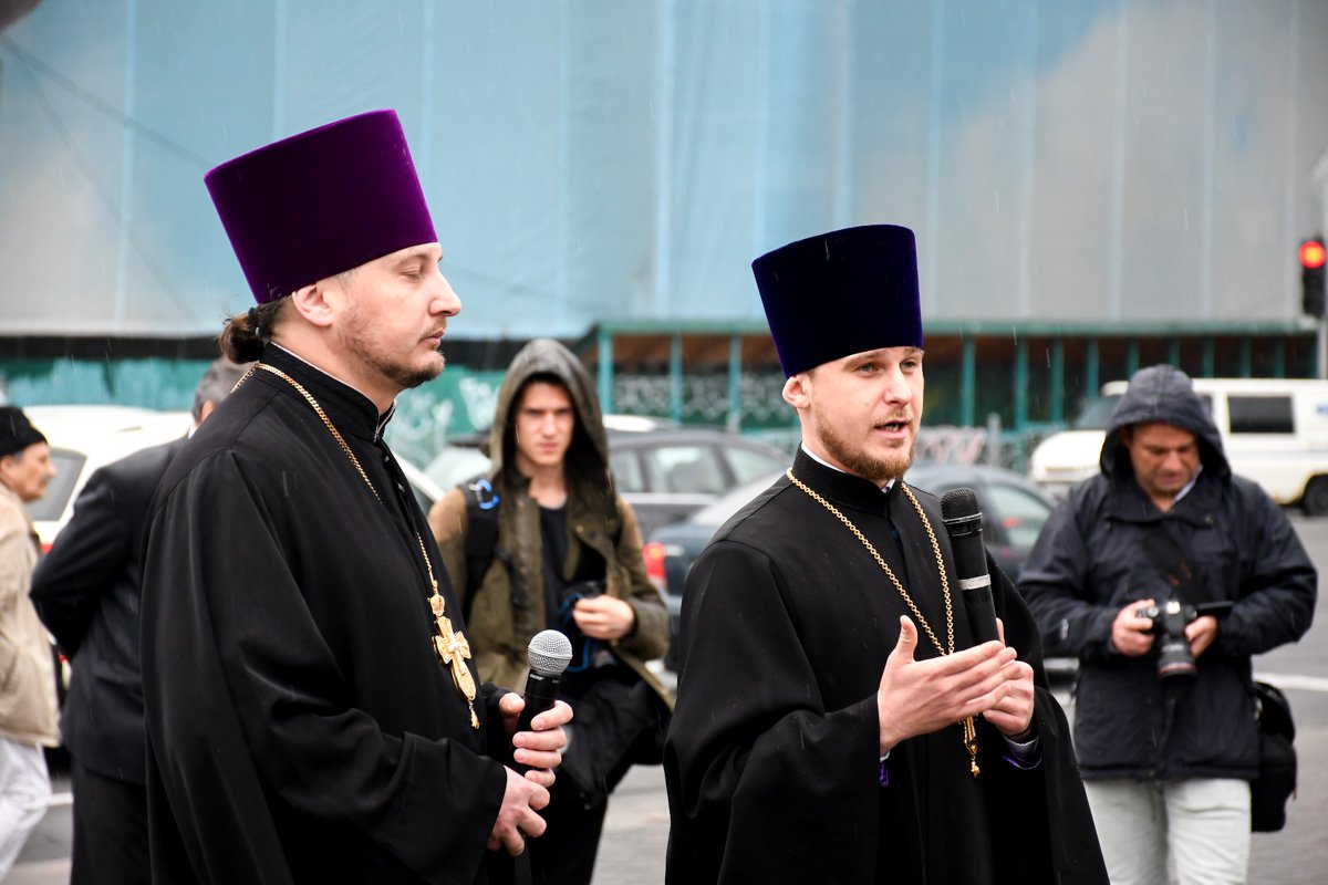 Прошел молебен за погибших и живых