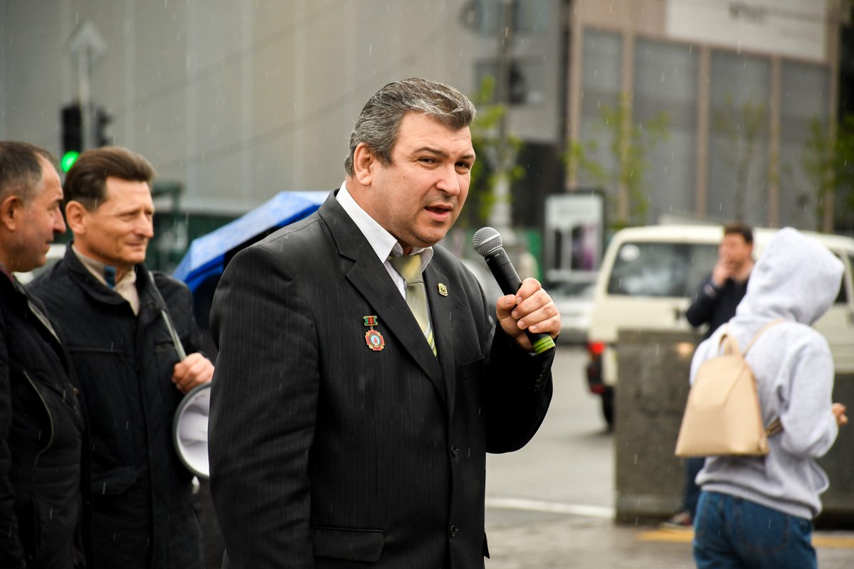 Митинг проходил под дождем