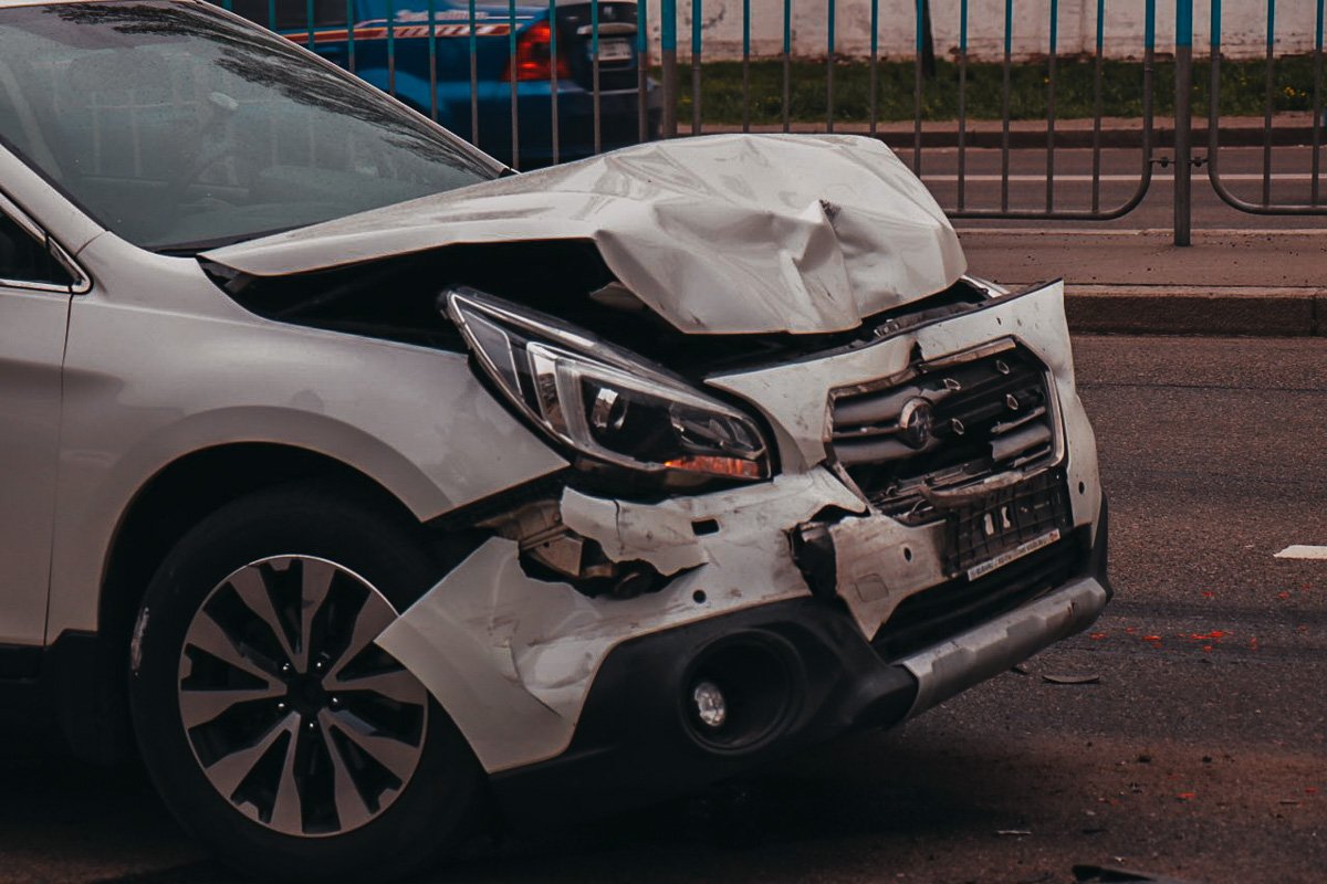 У Subaru сильно помята передняя часть автомобиля У Subaru сильно помята передняя часть автомобиля