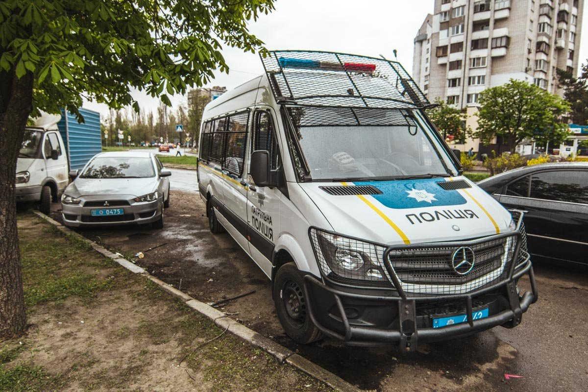На место прибыл отряд полицейских
