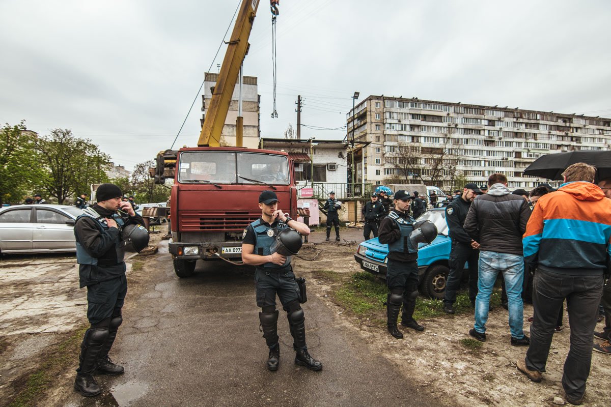Стоянку окружила полиция