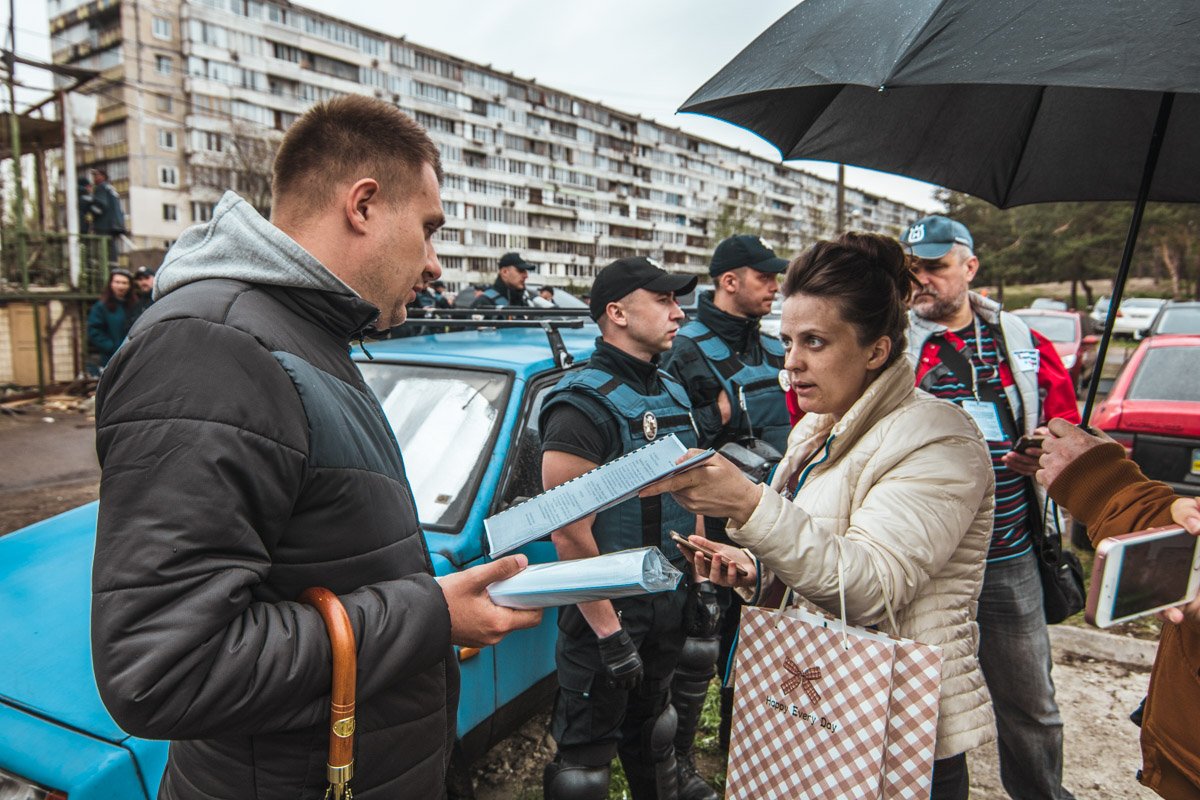 Представитель КП "Киевблагоустройство", инспектор Евгений Луценко говорит, что снос сооружений стоянки производят по решению департамента благоустройства