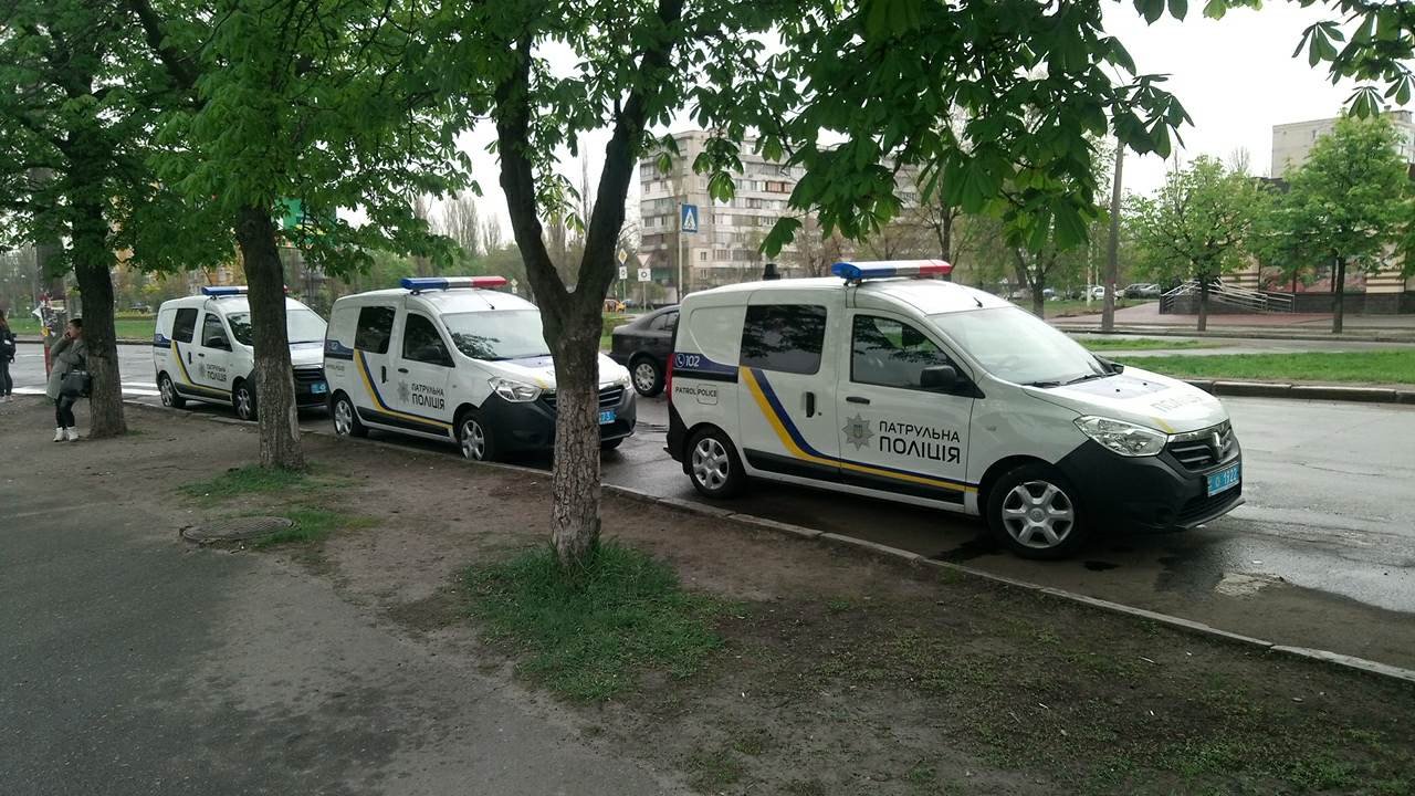 По периметру территория окружена подразделением полиции