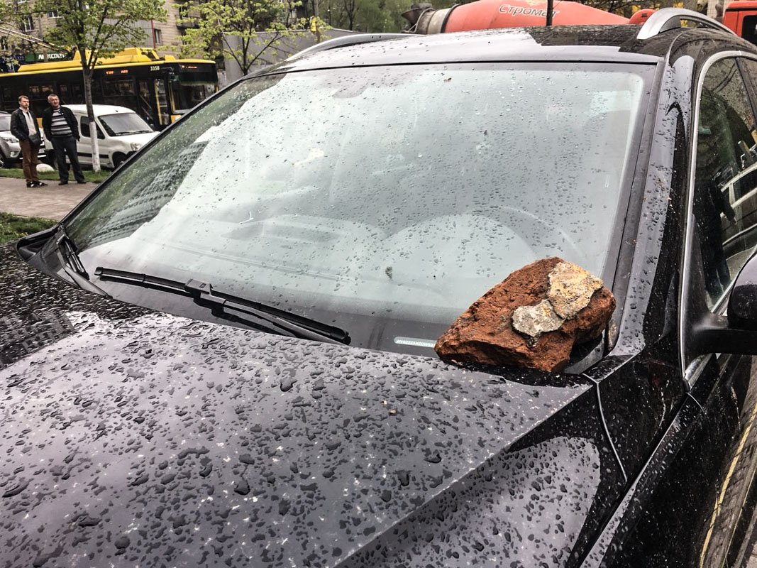 В Киеве на Соломенке пятиметровый фонтан из-под земли разбил автомобили В Киеве на Соломенке пятиметровый фонтан из-под земли разбил автомобили