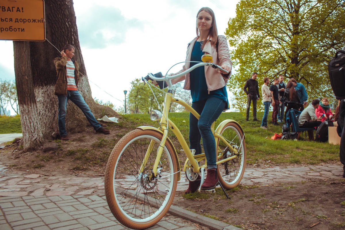 Первая посетительница выставки