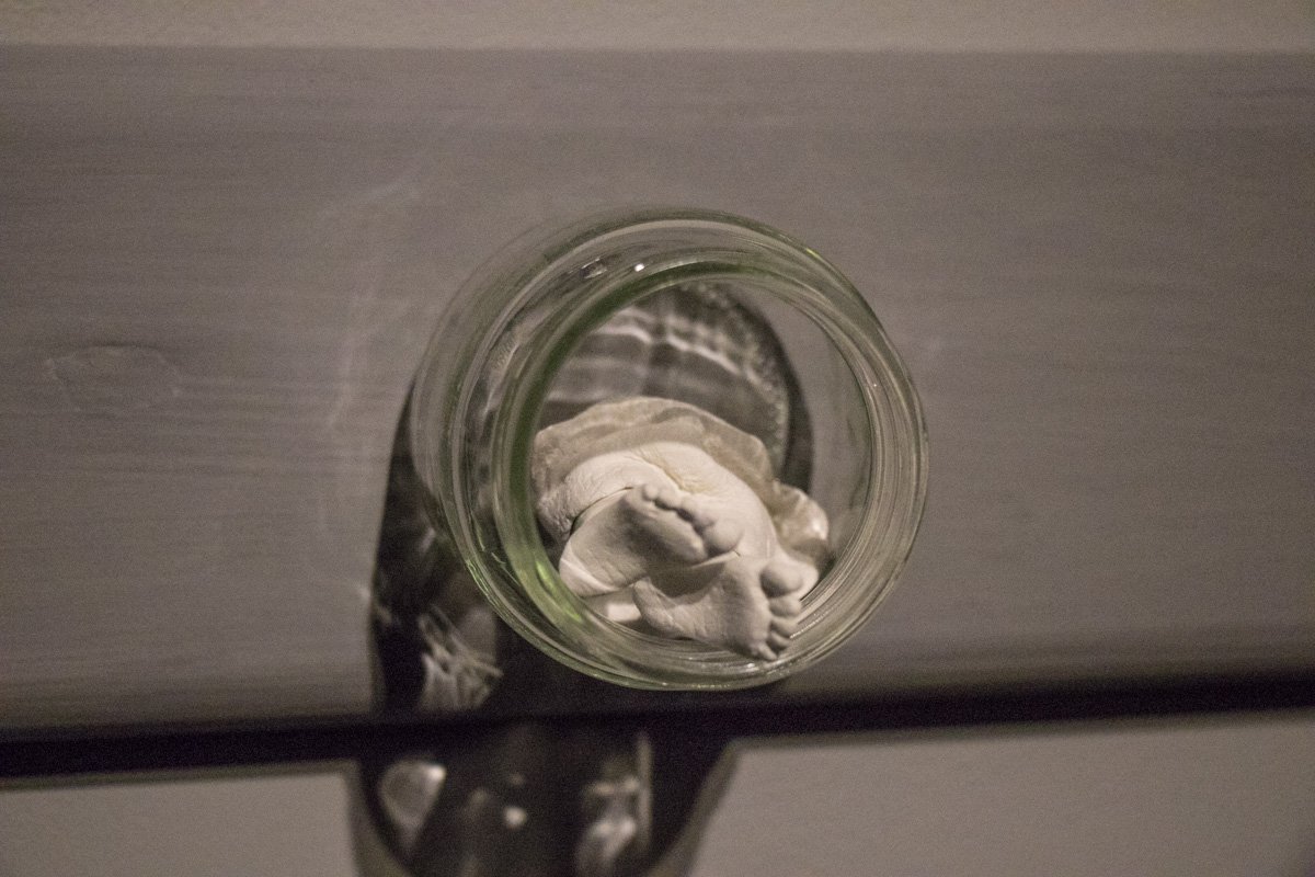 Детские ножки, накрытые одеялом - проявление заботы матери