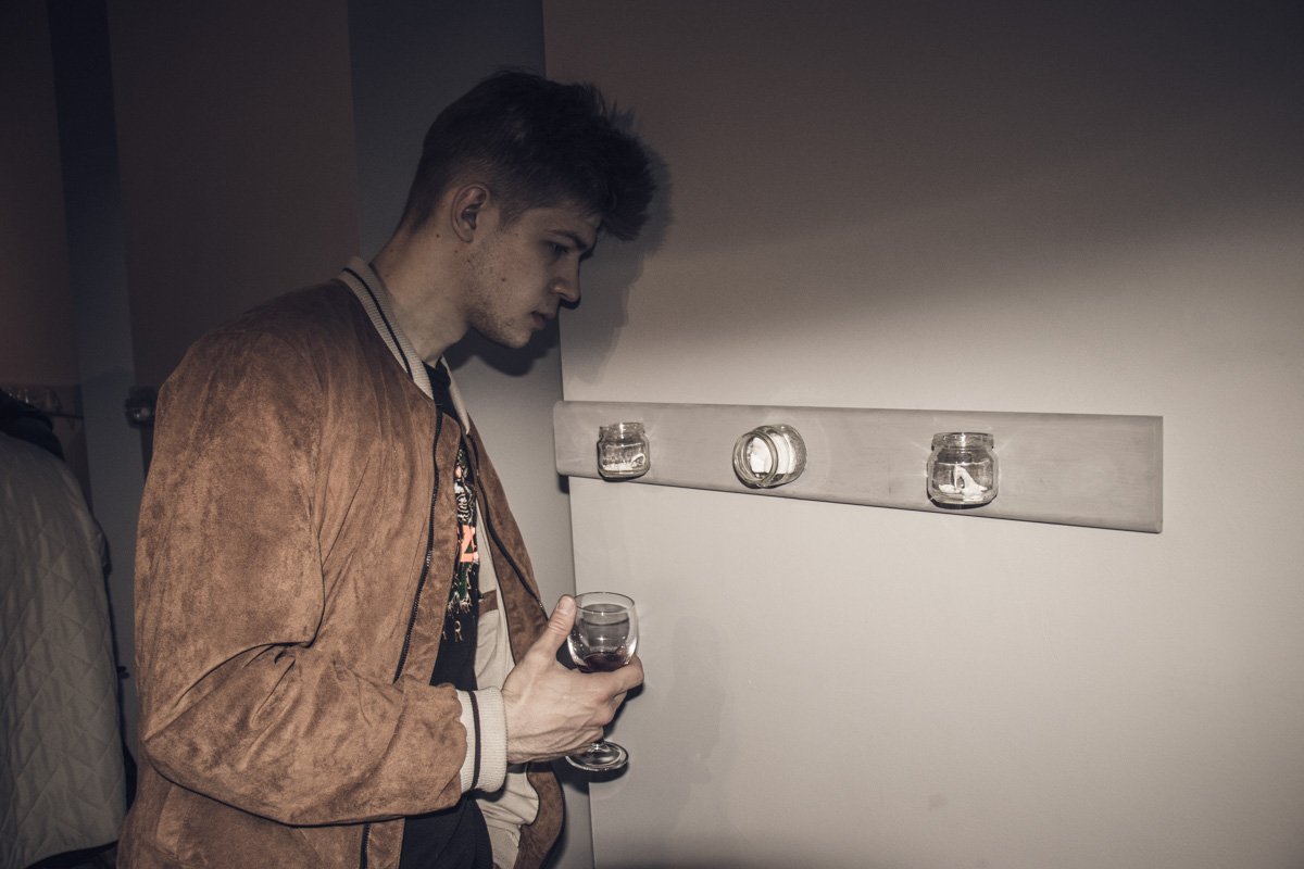 Посетители с воодушевлением рассматривали маленькие скульптуры