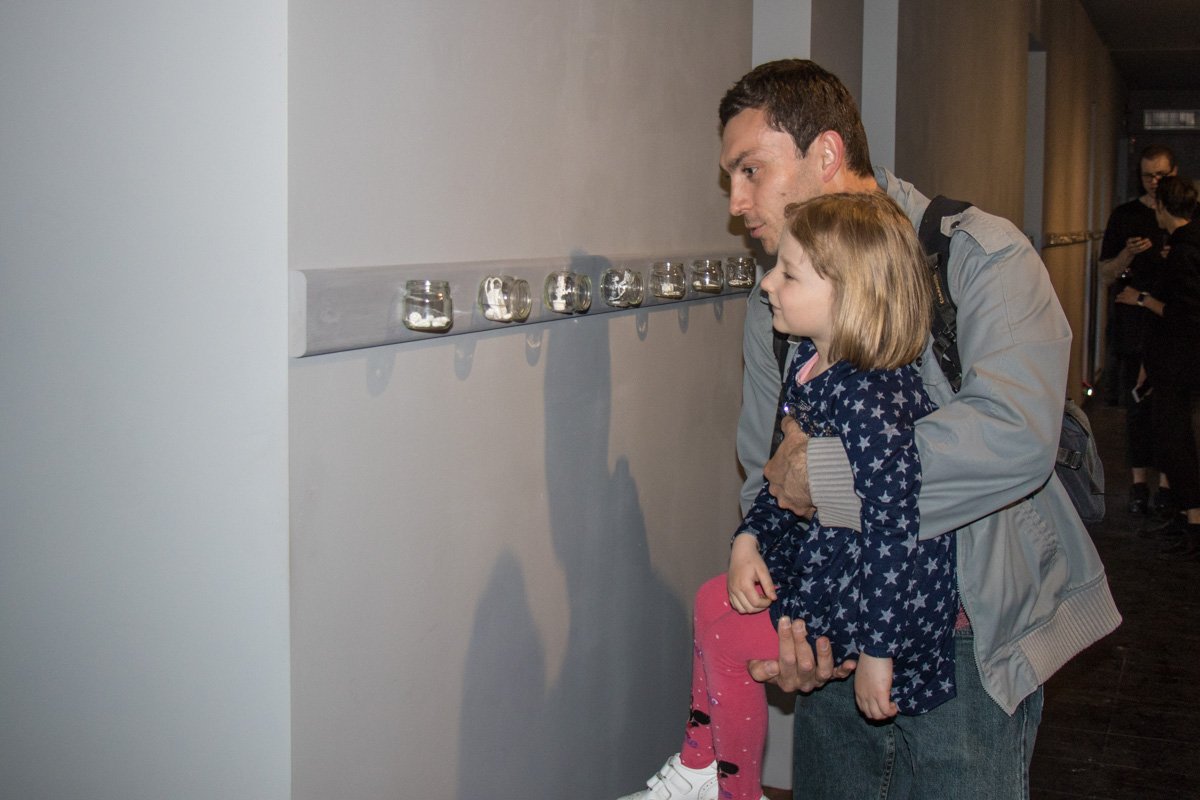 На выставке были и маленькие ценители искусства