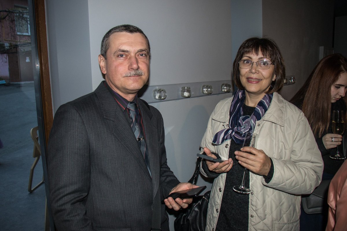 Люди проявляли интерес к каждому экспонату 