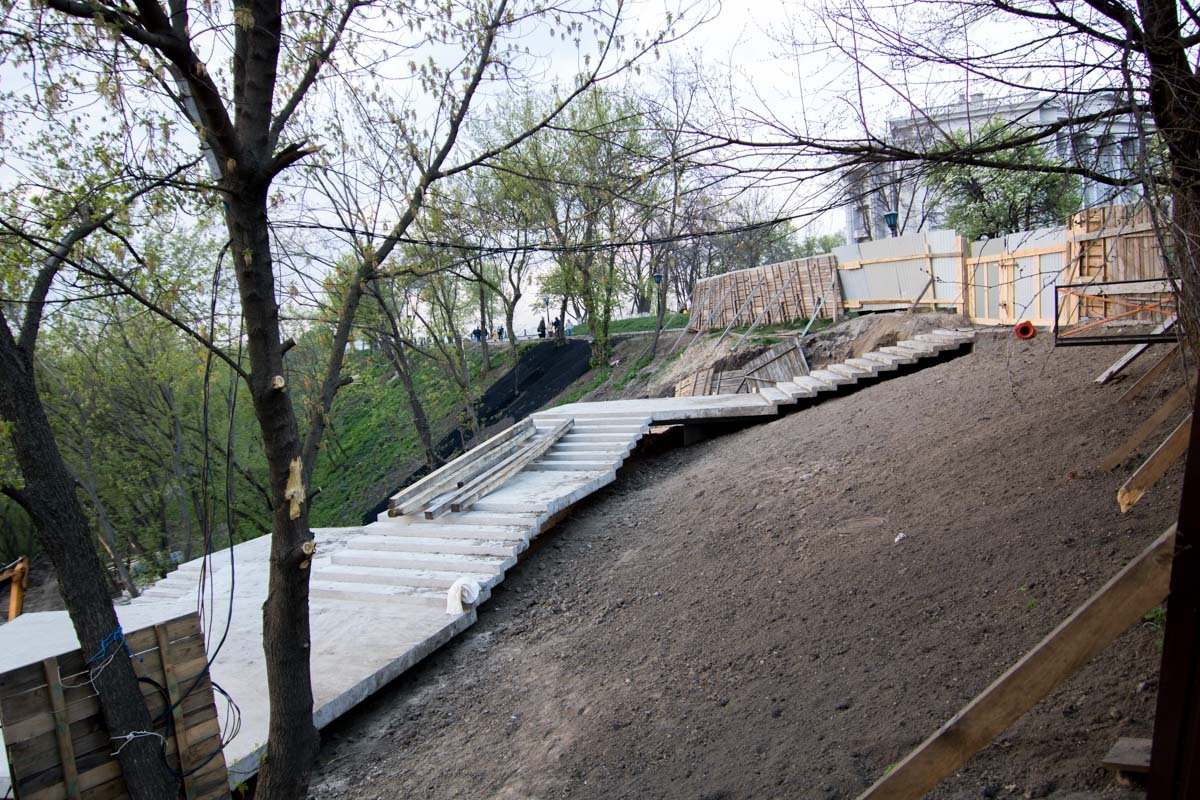 Продолжается реконструкция лестницы Старокиевской горы