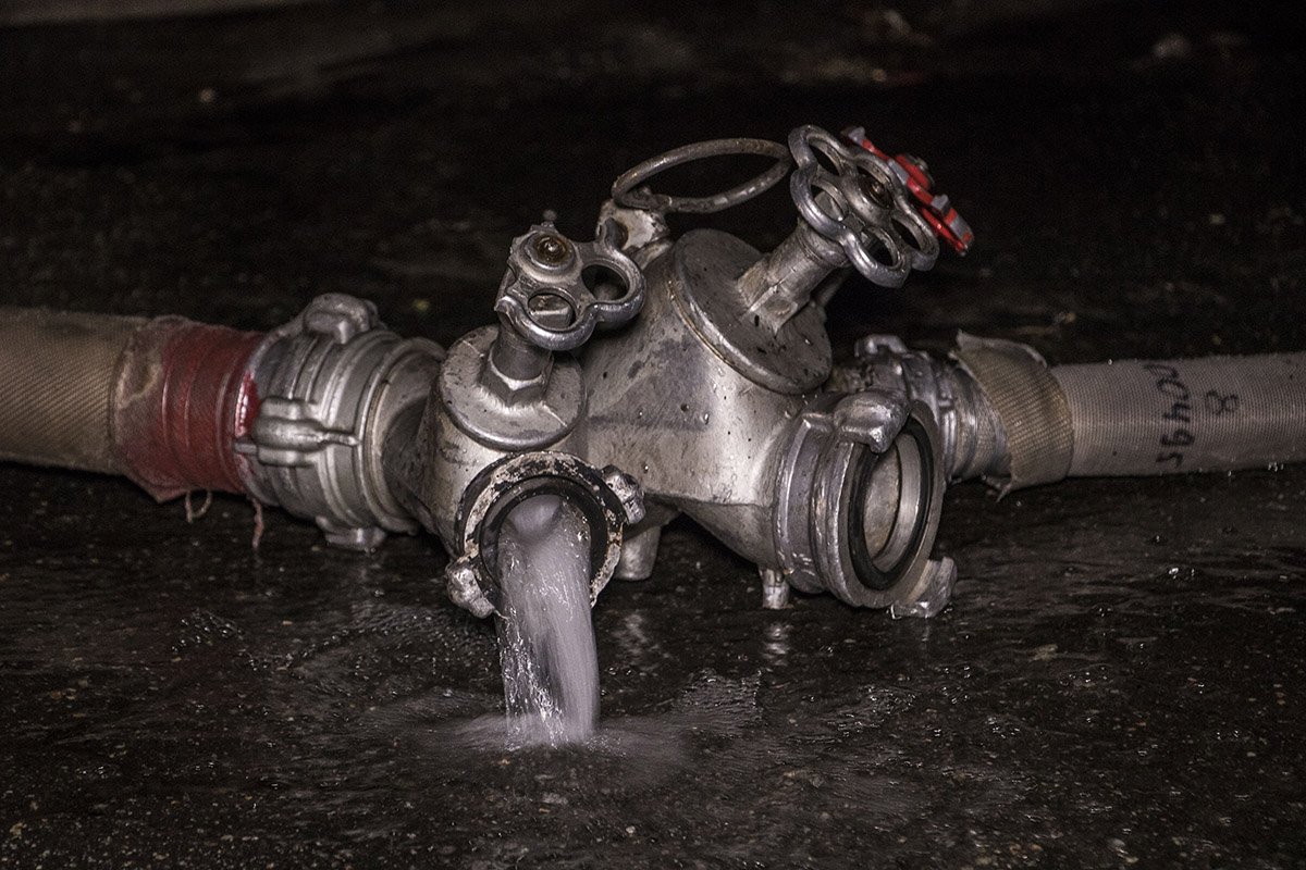 На место события приехали пожарные и полиция На место события приехали пожарные и полиция