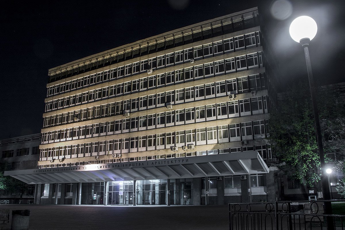 Вид одного из лучших киевских университетов ночью без студентов