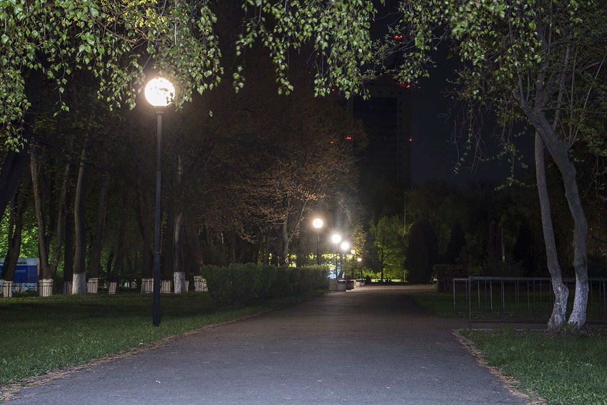 Пустые улицы и горящие фонари