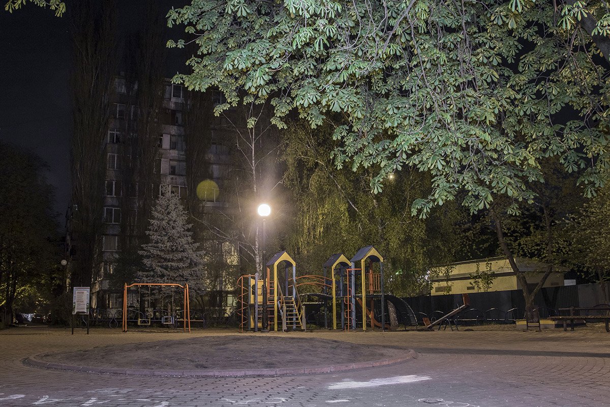 Детская площадка без детей выглядит немного грустно