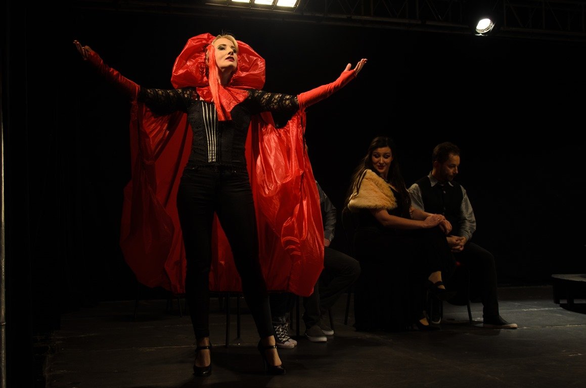 Яркая и захватывающая театральная постановка