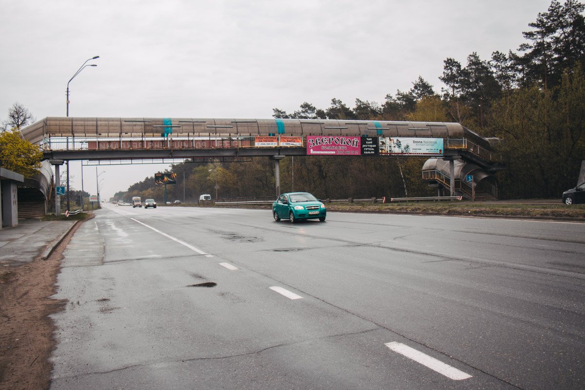 Кое-где на дороге встречаются огрехи в виде трещин