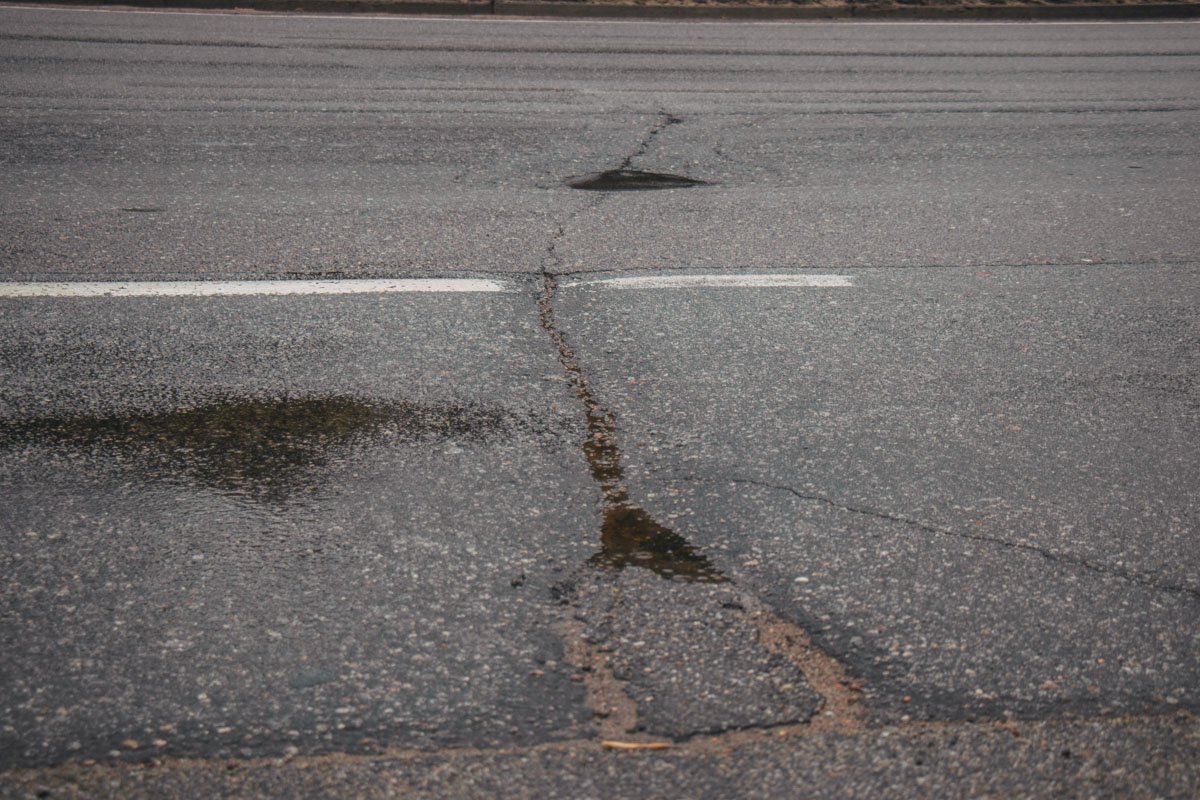Трещины в скором времени превратятся в ямы