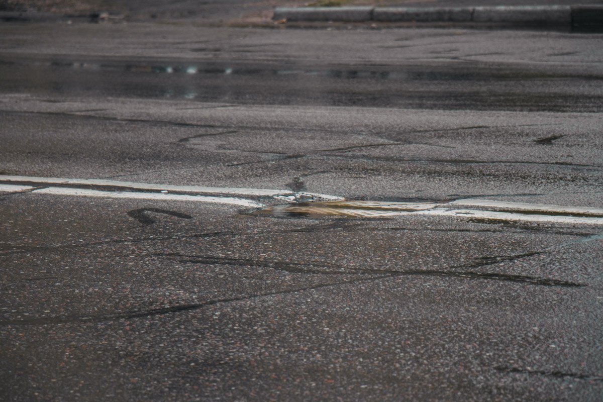 Трещины залиты горячим битумом 