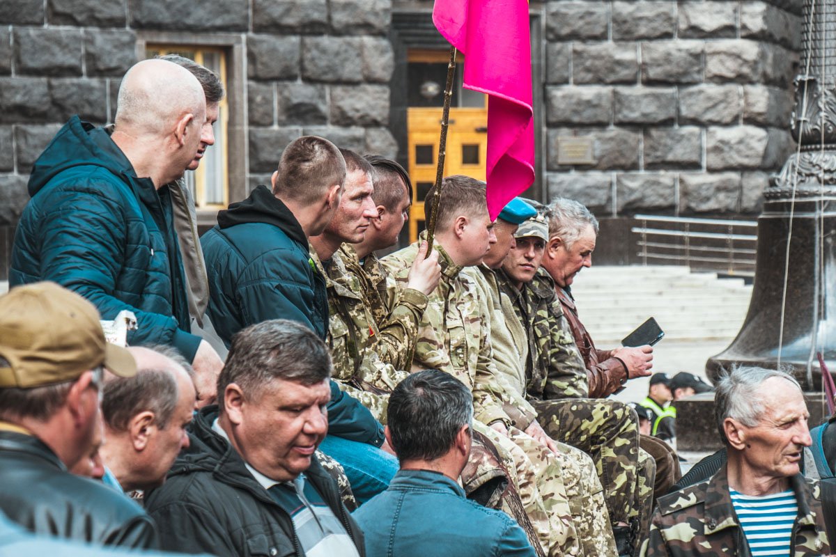 Отстаивать свои права под стенами ведомства собрались около 2 тысяч человек Отстаивать свои права под стенами ведомства собрались около 2 тысяч человек