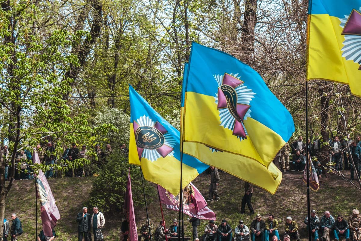 Люди с плакатами и флагами приехали с разных областей Украины Люди с плакатами и флагами приехали с разных областей Украины