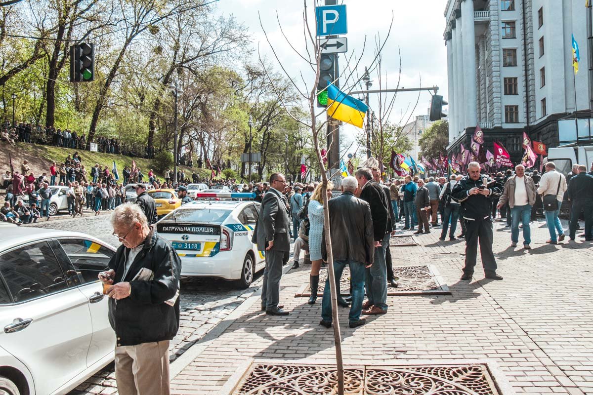 Во время акции присутствующие также почтили минутой молчания погибших ликвидаторов Чернобыльской катастрофы Во время акции присутствующие также почтили минутой молчания погибших ликвидаторов Чернобыльской катастрофы